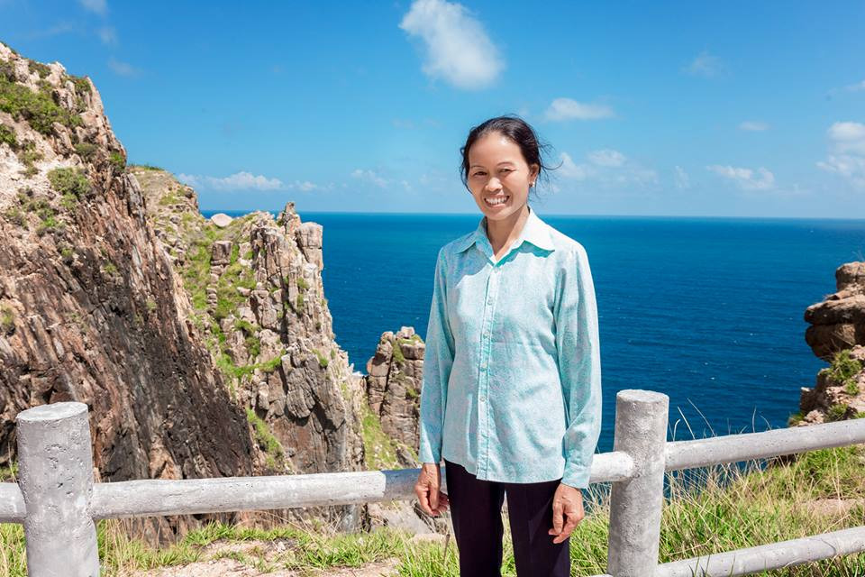 Người mẹ vô cùng phấn khởi khi lần đầu được con đưa đi du lịch.