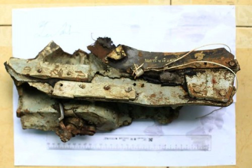 Mảnh vỡ đầu tiên của chiếc máy bay Mig-21U được nhóm tìm kiếm đã giúp tìm ra hài cốt của 2 liệt sỹ. Ảnh: Thanh niên