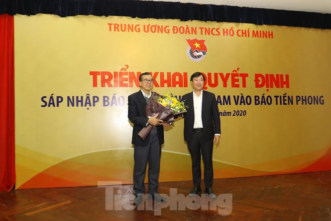 Bí thư Thứ nhất T.Ư Đoàn Lê Quốc Phong trao quyết định điều động ông Phạm Công Luận, Phó Tổng Biên tập báo Sinh viên Việt Nam sang làm việc tại báo Tiền Phong, bổ nhiệm giữ chức Phó Tổng Biên tập báo Tiền Phong kể từ ngày 19/2/2020. Ảnh: Như Ý.