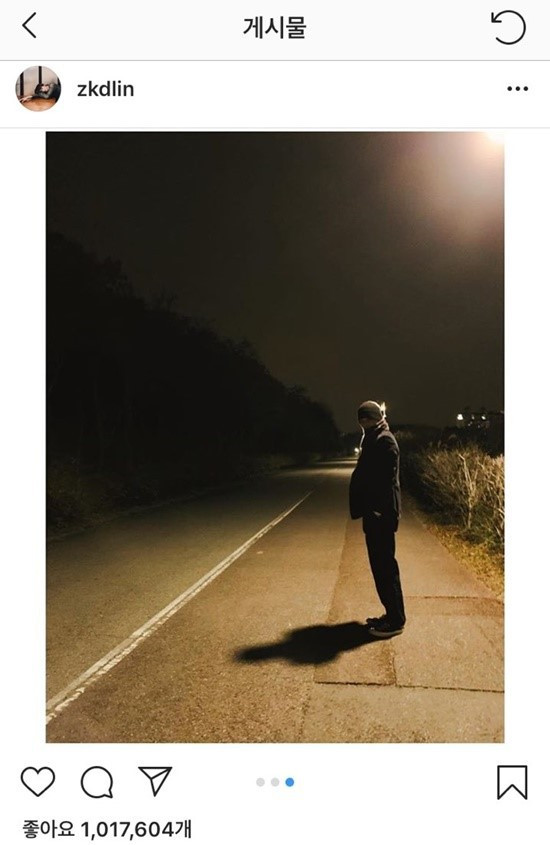 Một tấm ảnh khác Kai chụp tại công viên Haneul (Seoul) lúc đêm muộn, chắc chắn là do Jennie chụp đây mà. Nhưng ngày đó, các fan đâu có thắc mắc Kai làm gì ngoài công viên lúc nửa đêm, mà chỉ mải thả tim cho anh chàng thôi.