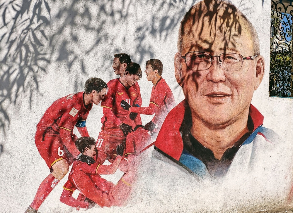 Bức bích họa vẽ HLV Park cùng các tuyển thủ Việt Nam gây ấn tượng mạnh.