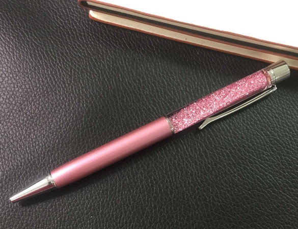 Tôi nghĩ rằng, một cái bút là món quà sinh nhật hợp lý.