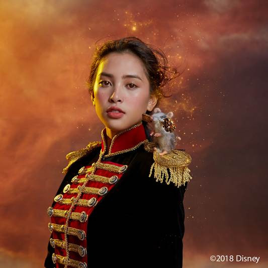 Không chỉ chinh phục mọi người bằng nét đẹp trong sáng của mình, Tiểu Vy còn để lại nhiều thiện cảm cho những ai từng tiếp xúc bởi sự hòa nhã, khiêm nhường và phong cách làm việc chuyên nghiệp.