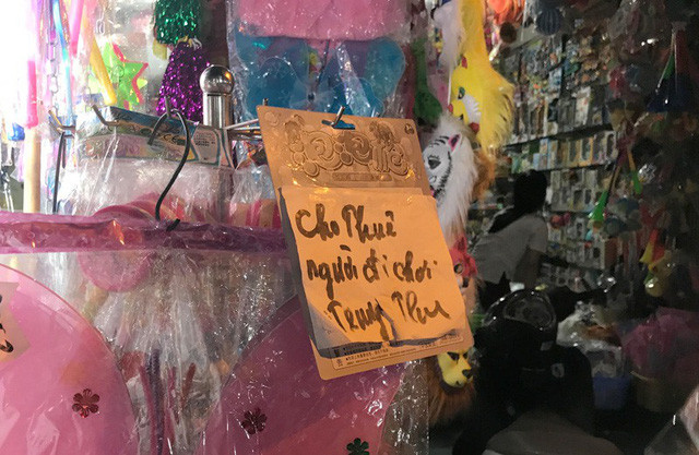 Tấm biển "cho thuê người đi chơi Trung thu" gây chú ý đối với không ít bạn trẻ khi đi chơi trên phố Hàng Mã những ngày qua. Ảnh: Vũ Phong.