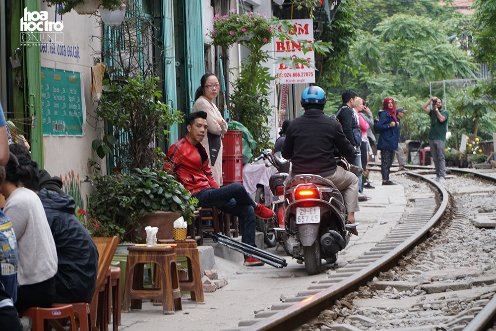 Phương tiện đi lại vẫn ngang nhiên di chuyển giữa khoảng cách chật chội và đông đúc