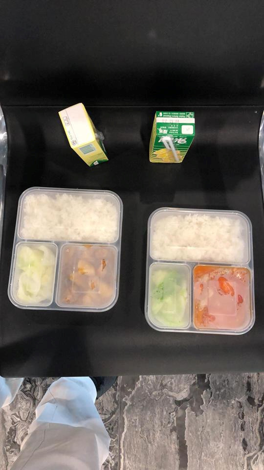 Phần ăn của hành khách được phát tại sân bay. Ảnh: NVCC.