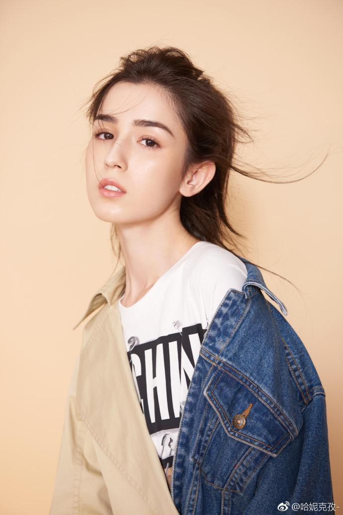 Hiện giờ, Cáp Ni Khắc Tư đang được xem là đối thủ đáng gờm của Địch Lệ Nhiệt Ba về mặt nhan sắc.