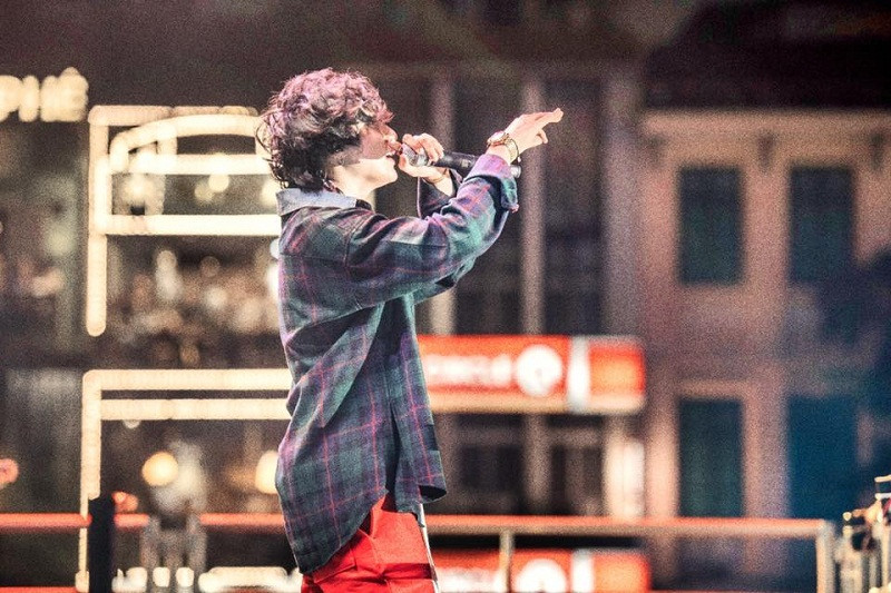 Mới đây nhất nam ca sĩ để tóc "tổ chim" xoăn tít, anh được khen điển trai và dễ thương không thua những mỹ nam Hàn Quốc.