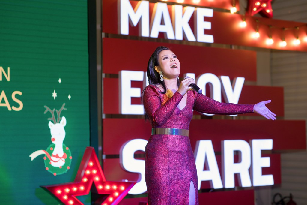 Sau khi trình diễn 2 ca khúc, nữ ca sĩ cũng không quên gửi lời chúc mừng giáng sinh đến mọi người.