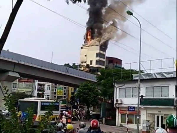 Khói lửa bốc lên dữ dội tại tầng 9 của ngôi nhà cháy.