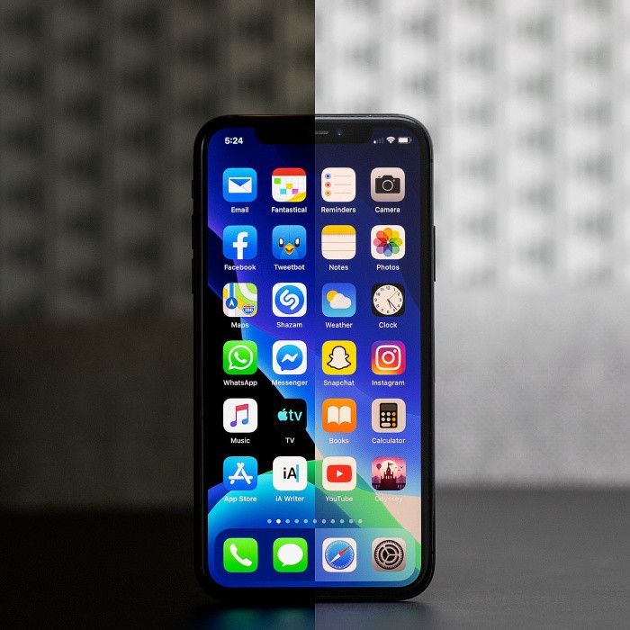 Dark Mode được Apple chính thức tung ra như một tính năng trong iOS 13. (Ảnh: The Verge)