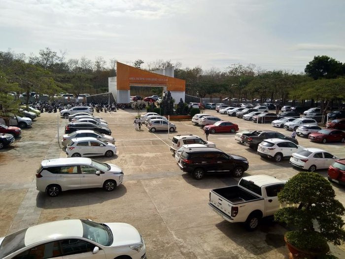 Các loại xế hộp đủ các hãng xếp đầy sân trường. (Ảnh: Lương Nhật Ngọc/Trường Người Ta)