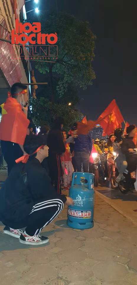 Không cần còi hay pháo sáng, anh chàng này còn "chất" tới mức ăn mừng bằng bình gas!