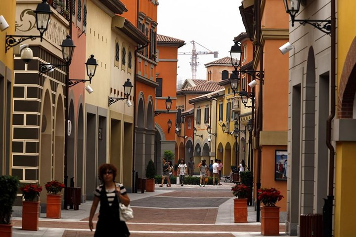 Một trung tâm mua sắm ở Thiên Tân được xây dựng bắt chước theo phong cách của phố Florence (Italy).