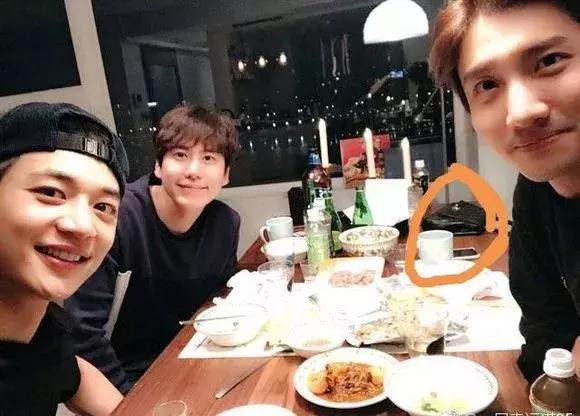 Chiếc balo ở cạnh Changmin là của ai? Phải chăng thuộc về bạn gái bí mật?