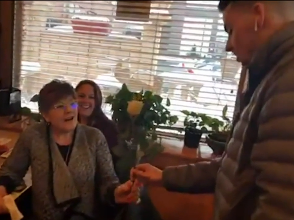 Đôi khi, nhóm của anh Stewart còn trực tiếp tặng hoa hồng cho những phụ nữ lớn tuổi nữa.