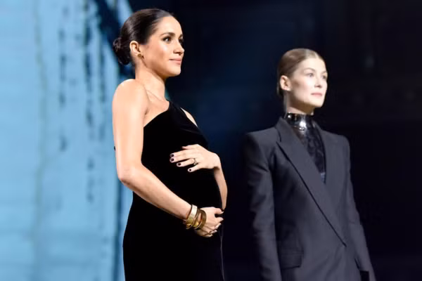 Meghan tại lễ trao giải British Fashion Awards.