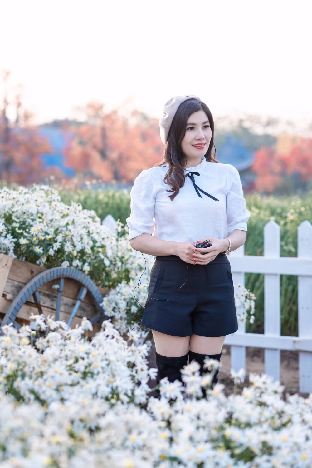 Vườn hoa cúc họa mi này cũng được chủ vườn thiết kế đan xen giữa những ngôi nhà và trang trí rất nhiều các tiểu cảnh tạo nên các góc chụp khá độc đáo và khác biệt cuốn hút được giới trẻ.