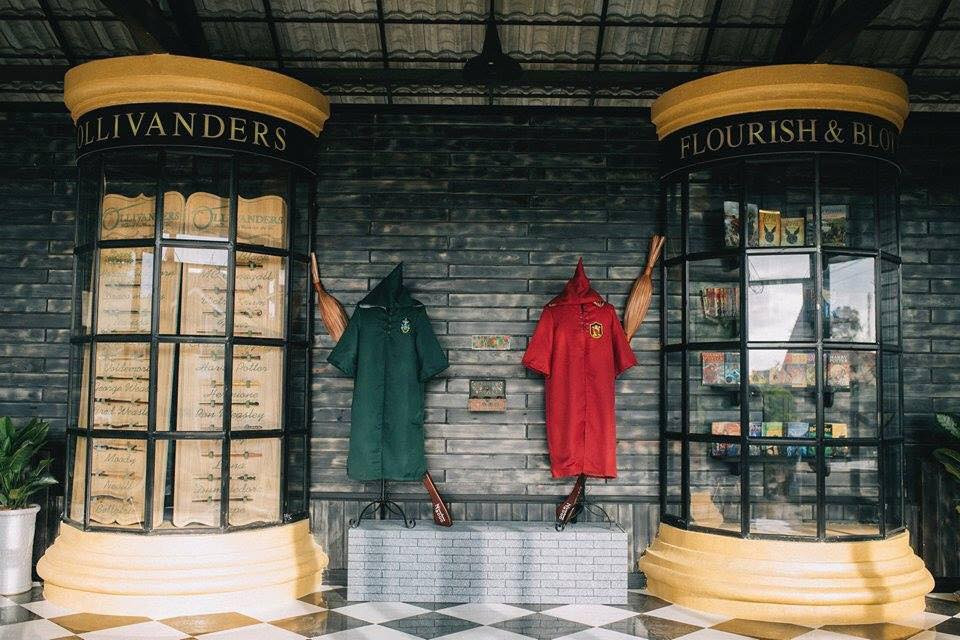 Khu vực trưng bày các vật dụng “xịn xò” từ 4 nhà Gryffindor, Ravenclaw, Slytherin và Hufflepuff.