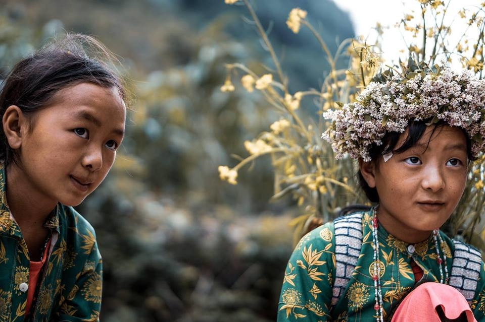Ánh mắt, nụ cười thân thiện của trẻ em miền núi đã in dấu sâu đậm trong tâm trí mọi người. Ánh mắt, nụ cười thân thiện của trẻ em miền núi đã in dấu sâu đậm trong tâm trí mọi người.