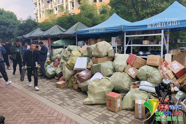 Hàng hóa chất thành đống to đống nhỏ, rải rác khắp sân trường.