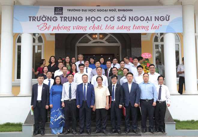 Đại biểu dự lễ công bố quyết định thành lập Trường THCS Ngoại ngữ sáng 8/4. ẢNH N.N