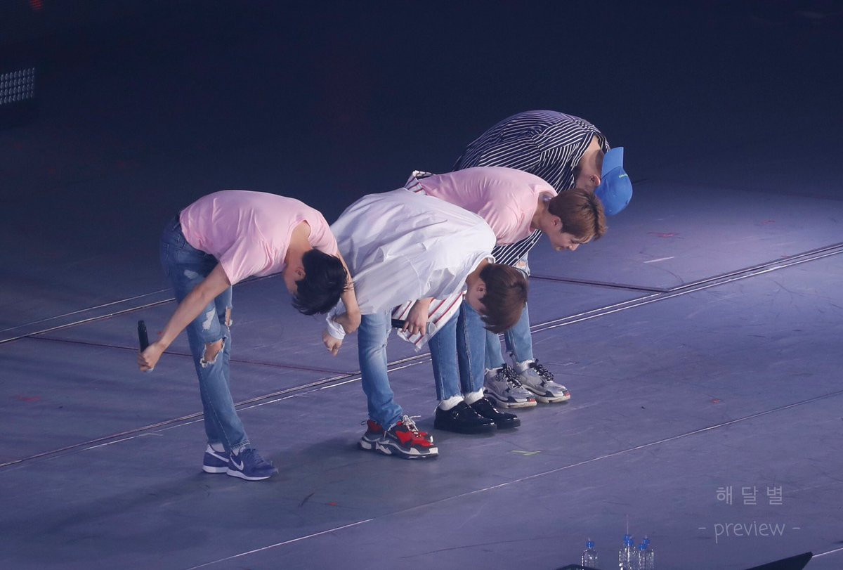 Và bây giờ là vòng tay ấm áp dành cho Jonghyun, khiến khán giả không ngừng xúc động vì tình cảm các chàng trai dành cho nhau.