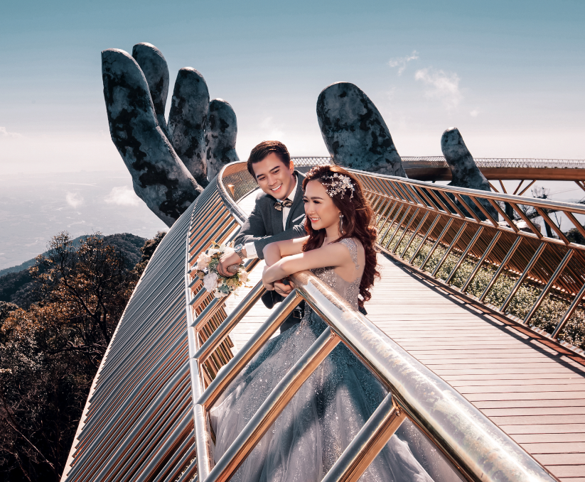 Địa điểm được Hà Việt Dũng chọn chụp ảnh cưới ở Đà Nẵng là Cây Cầu Vàng.&nbsp;Đây kiệt tác nghệ thuật có 1-0-2 đã thu hút hàng trăm nghìn khách du lịch trong và ngoài nước từ đầu tháng 6/2018 đến nay.&nbsp;