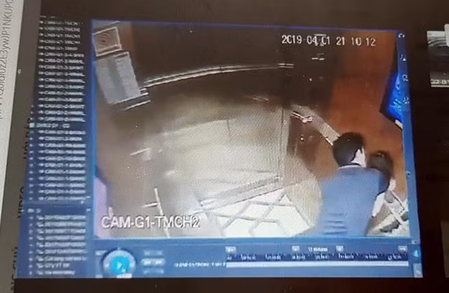 Ông Linh khai uống 1 chai bia trước khi 'nựng' bé gái trong thang máy. Ảnh: Cắt từ clip.