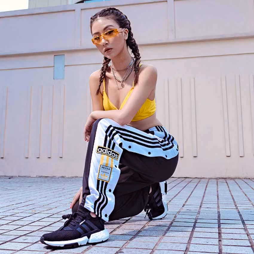Quỳnh Anh Shyn mạnh mẽ nhưng vẫn không kém phần quyến rũ với kiểu tóc thắt bím và áo crop-top