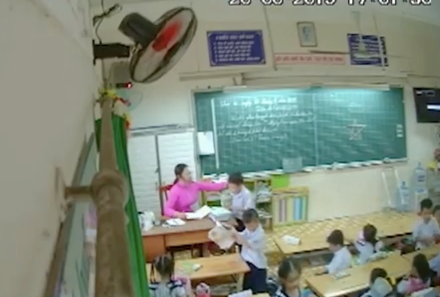 Cô H. liên tục đánh, véo học sinh trong giờ học. Ảnh: cắt từ clip.