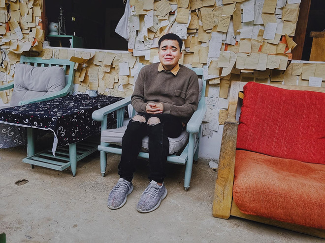 Cuối năm 2018, khi đăng tải ảnh chụp tại Đà Lạt, Nghĩa chia sẻ từng bị bạn bè "dọa" sẽ hủy kết bạn Facebook khi hình ảnh anh chàng mếu xuất hiện tràn lan.