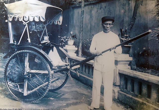 Phu kéo xe ở Hà Nội.