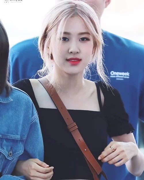 Rosé (Black Pink) từng trải qua sự cố lộ dây áo ngực, dù cùng màu đen với áo bên ngoài nhưng vẫn bị trừ điểm.