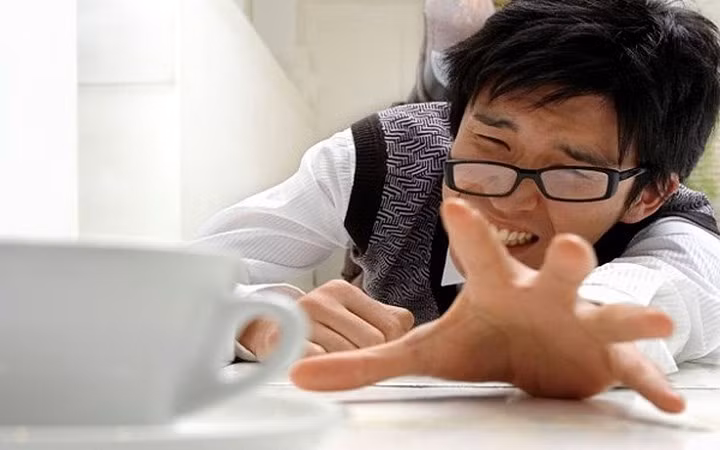 Caffeine có thể gây nghiện: Một người uống cà phê nhiều có thể bị nghiện cà phê. Và khi ngừng uống, bạn bắt đầu có các triệu chứng như nhức đầu, mệt mỏi, khó chịu và khó tập trung có thể kéo dài trong vài ngày.