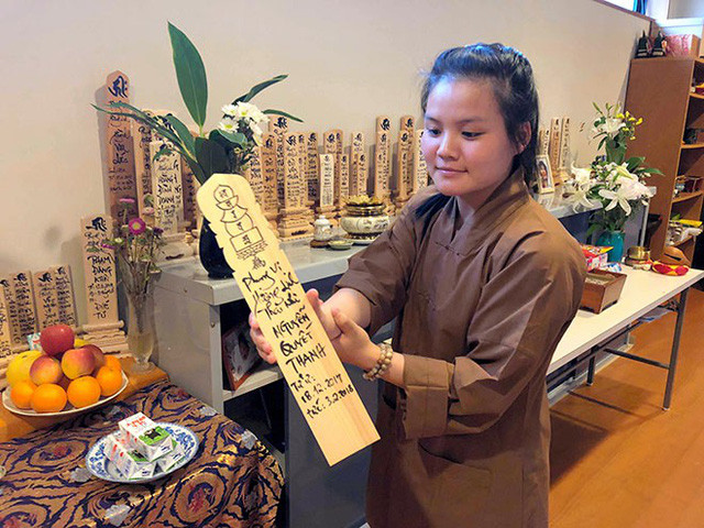 Bài vị của một thanh niên Việt Nam chết trẻ tại Nhật Bản. Ảnh: Asashi Shimbun.