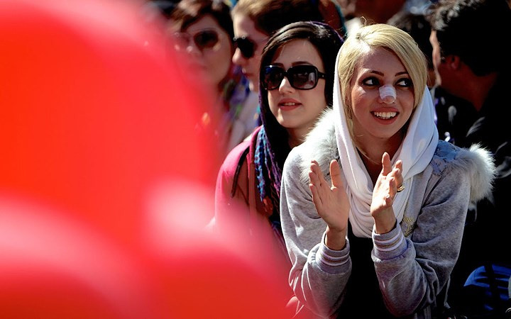 Cũng như ở nhiều nước châu Á khác, phụ nữ Iran luôn tìm cách có một chiếc mũi vừa cao, vừa thuôn và thon, kể cả phải phẫu thuật thẩm mỹ.