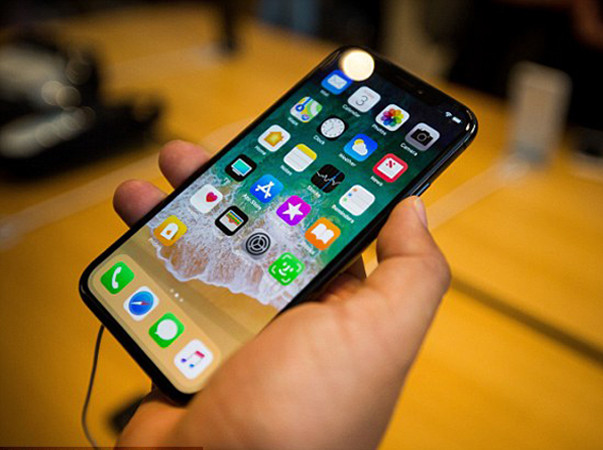 Mẫu iPhone mới ra mắt được cho là không phù hợp với phụ nữ có bàn tay nhỏ hơn nam giới - Ảnh: Getty