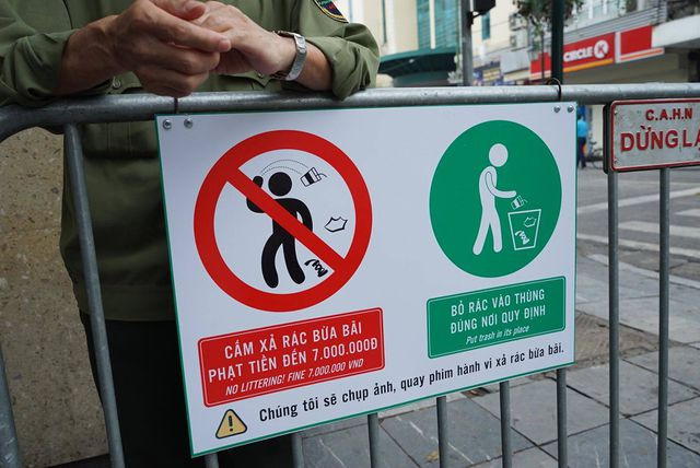 Các tấm biển cảnh báo không xả rác bừa bãi dọc tuyến phố đi bộ vào mỗi dịp cuối tuần.