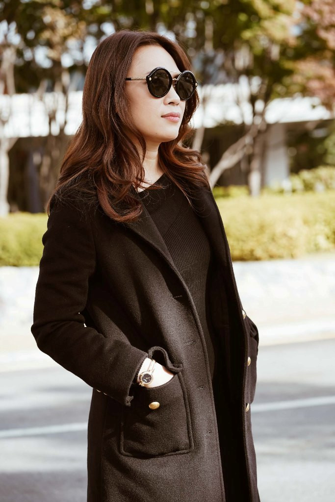 Cô tranh thủ dạo phố và nghỉ ngơi sau chuyến bay trước khi cùng ê-kíp đến sân vận động Jangchung để kiểm tra sân khấu, âm thanh và ráp chương trình.