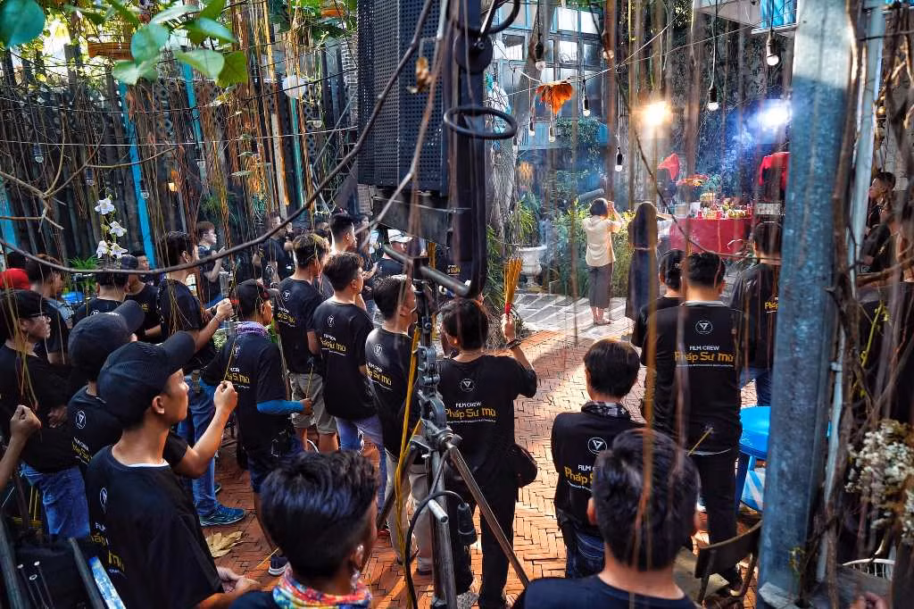 Lễ cúng khai máy của đoàn phim Pháp sư mù.