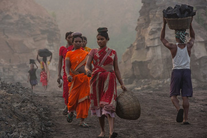 Họ cũng buộc phải chịu đựng những điều kiện làm việc khắc nghiệt như ô nhiễm môi trường, nạn buôn người và tội phạm có tổ chức.