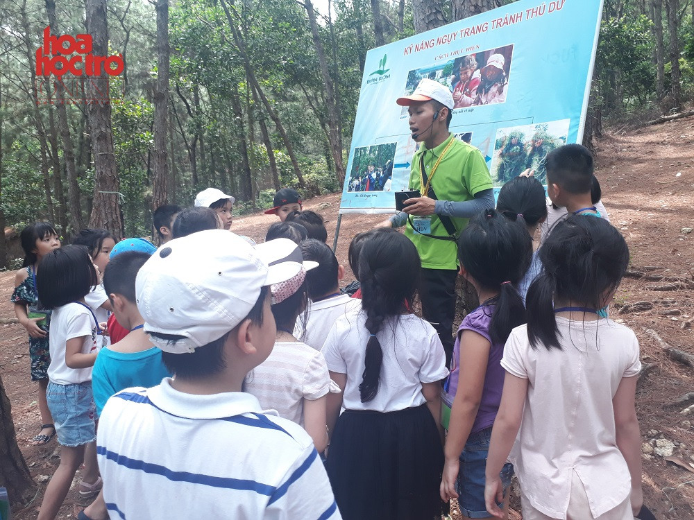 Bên cạnh các trò chơi hấp dẫn, chuyến đi còn mang đến cho các bạn nhỏ nhiều khám phá bổ ích như kỹ năng ngụy trang tránh thú dữ nữa đó!