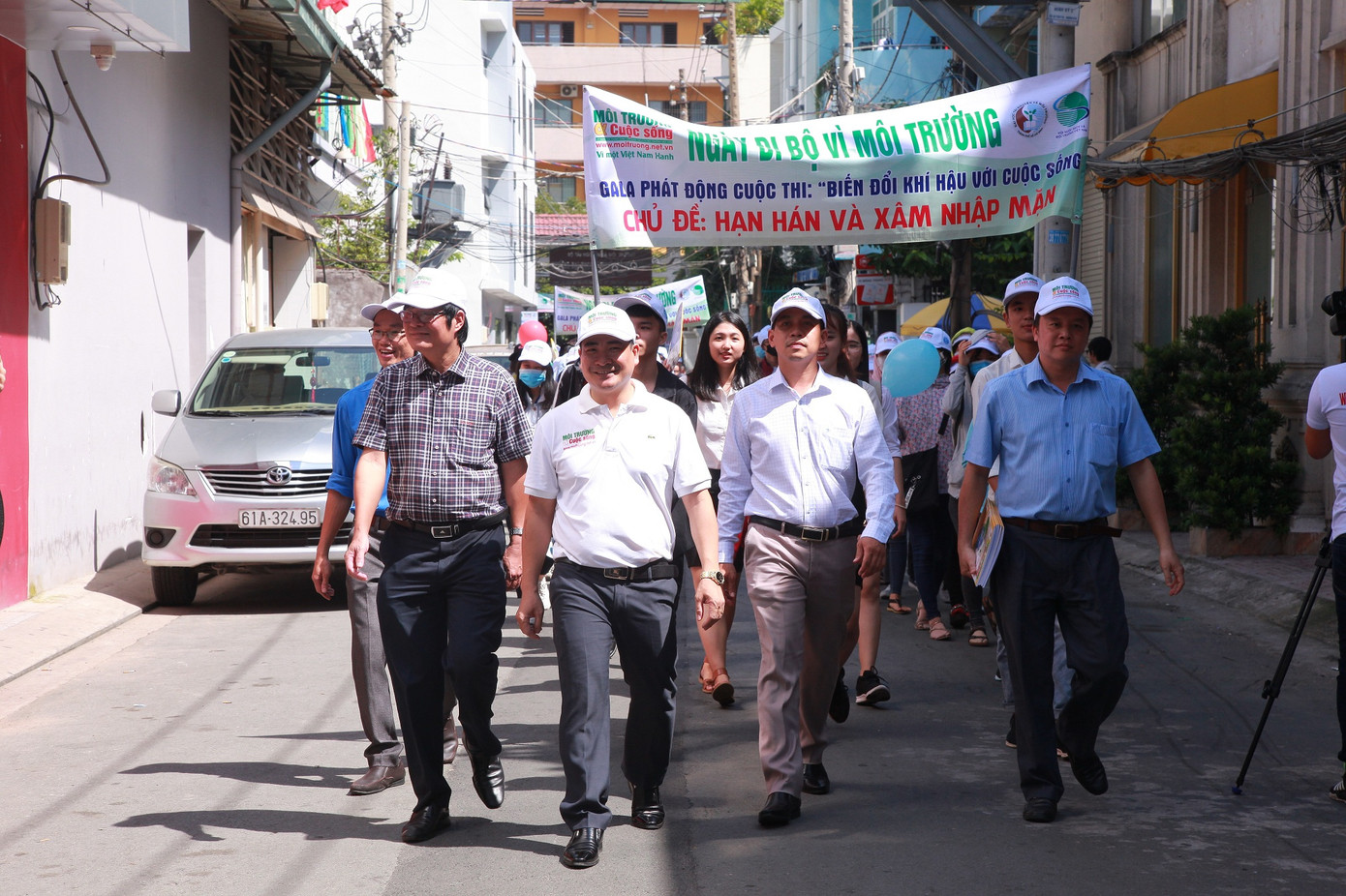 Sự kiện Ngày đi bộ vì môi trường có sự tham gia của các đại biểu, sinh viên và giáo viên của trường.