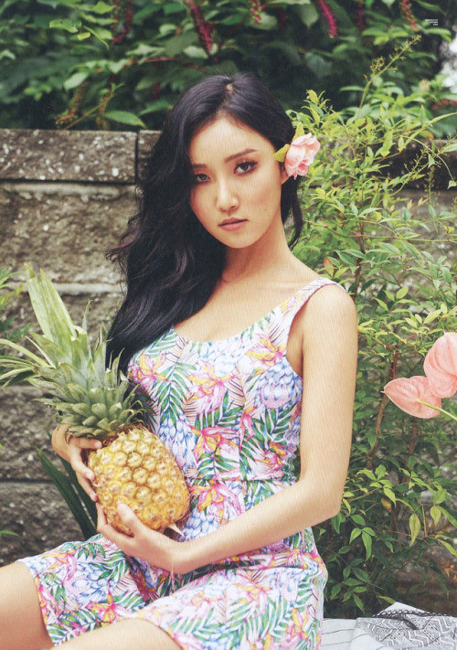 Hwasa (Mamamoo) và Nayeon (TWICE) bằng tuổi nhau, đều là 23 tuổi. Hwasa còn là em út của nhóm. Nhưng thực lòng mà nói, ai cũng nghĩ Hwasa đã qua 30 tuổi rồi ấy chứ. Tất cả chỉ vì gương mặt quá đỗi già dặn của cô nàng mà thôi.