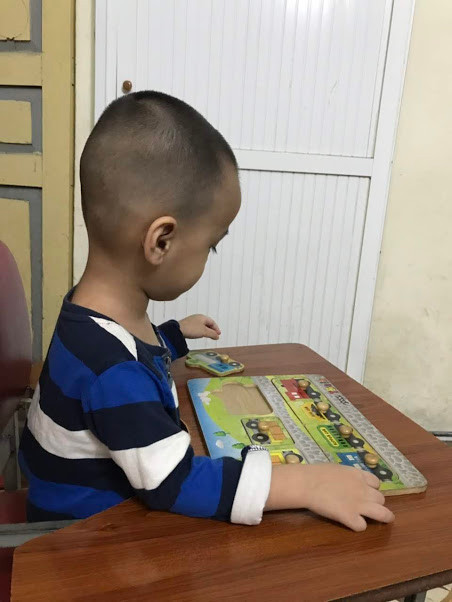 Trẻ được chơi và nhận biết các phương tiện giao thông, đồng thời phải tự mình sắp xếp lại đồ chơi theo đúng trật tự. Đây là phương pháp giúp tăng tính tập trung, đồng thời tăng tính kiên nhẫn, cho trẻ