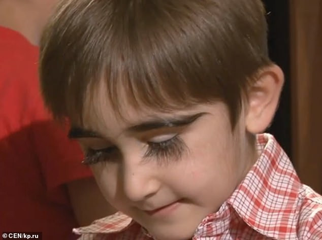 Cặp lông mi cong vút của Muin dài tới 4,3 cm. Ảnh: CEN