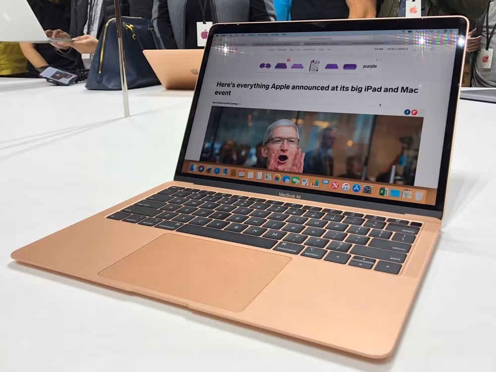 Những hình ảnh đầu tiên của chiếc Macbook Air 2018 được công bố.