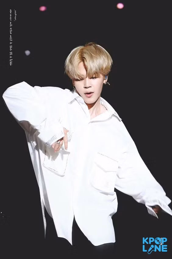 Jimin (BTS) từng làm nhiều fan lo lắng khi gầy rộc đi trông thấy. Trong một show thực tế, Jimin từng tiết lộ rằng anh chỉ ăn một bữa mỗi ngày để giảm cân.
