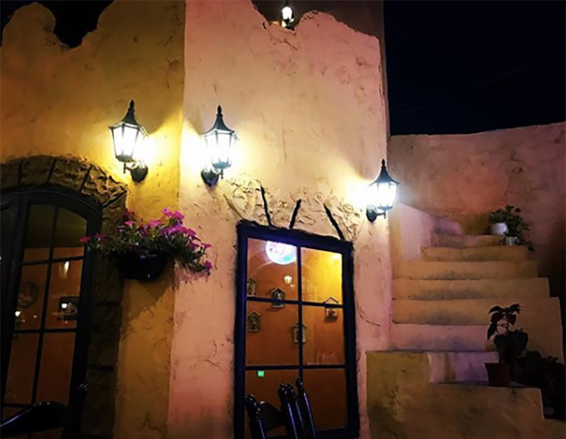 Một góc &quot;ngôi làng&quot; khi lên đèn. (Ảnh: IG @phanthao2807)